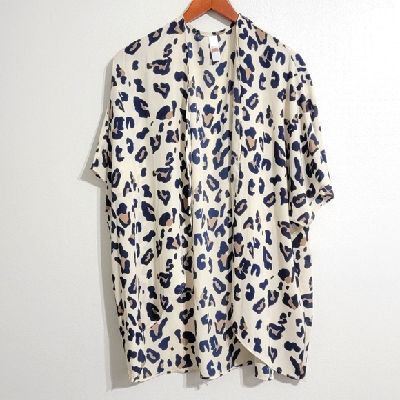 Jules & James Tops - Jules & James Cream and Navy Leopard Print Polyester Kimono Size Medium